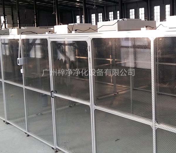 潔凈棚采用工業(yè)鋁材（或不銹鋼方通、鐵方通噴塑）作為框架，風機濾網(wǎng)機組（FFU）送風，四周懸掛防靜電垂簾（或鋼化玻璃），其內(nèi)部凈化級別可達到100-10000級。
